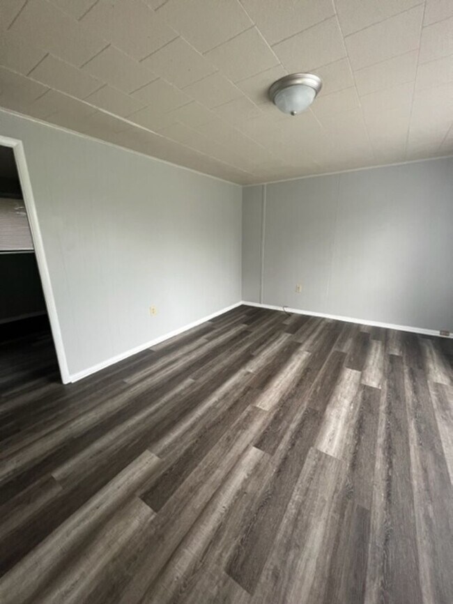 Building Photo - 601 Cedarwood Dr