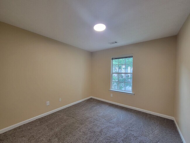 Building Photo - Save Time - Save Money - Beautiful Townhome - New Carpet