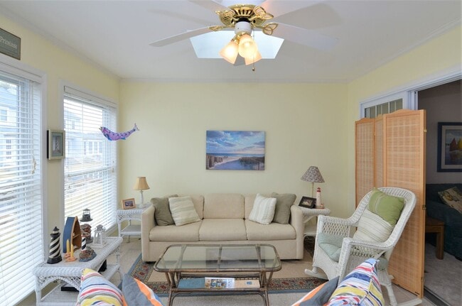 Building Photo - 3 BR, 2.5 BA Versailles Townhouse - Pet Friendly, Bike to Beach