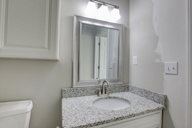 Building Photo - Updated 3bed 2 bath in St B with SEPARATE WORKSHOP around back.