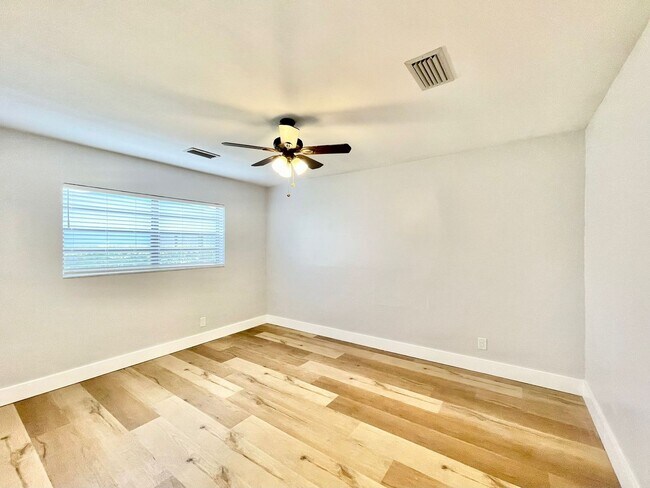 Building Photo - Renovated 4 Bedroom 3 Bathroom