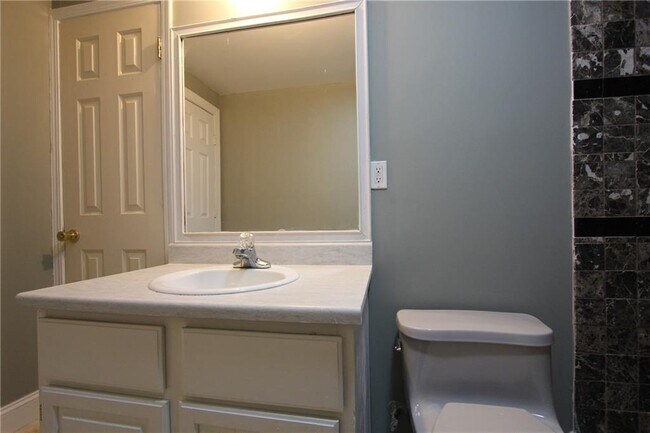 Building Photo - 818 Springlake Rd