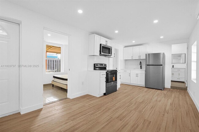 Building Photo - 2419 Coolidge St