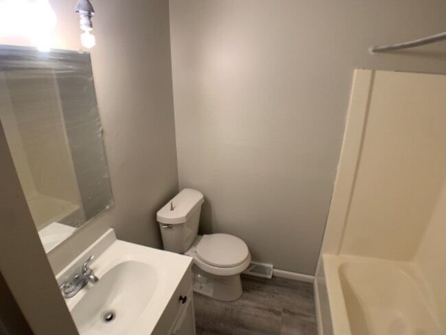 Building Photo - 3233 Hewitt Ave NW