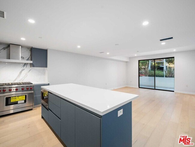 Building Photo - 825 Croft Ave