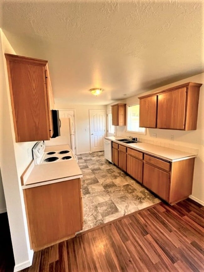 Building Photo - 2Bd/1.5Bath Single story duplex McMinnville