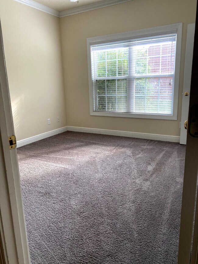 Building Photo - Large Home Settled on Culd-e-sac