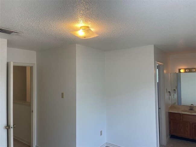 Building Photo - 6610 Windrift Way