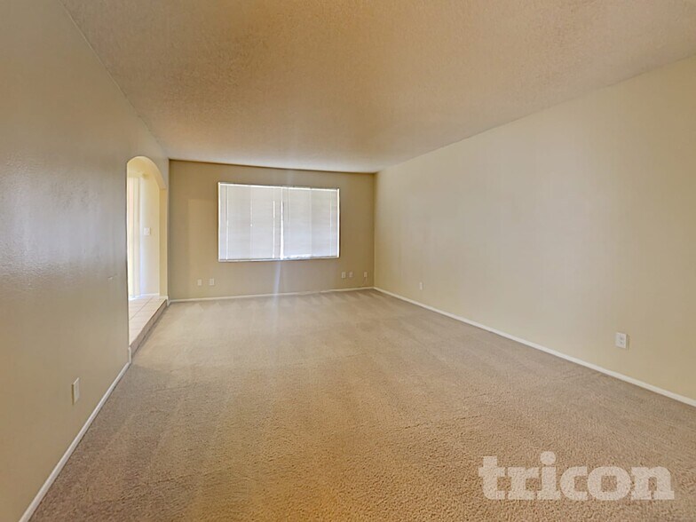 Building Photo - 5819 W Grovers Ave