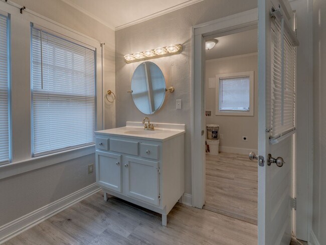 Building Photo - 3 Bedroom 2 Bath home in Shawnee!