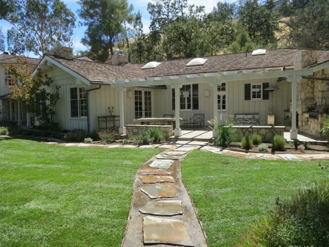 Building Photo - 5 Bed, 4.5 bath estate located in guard gated Hidden Hills Neighborhood