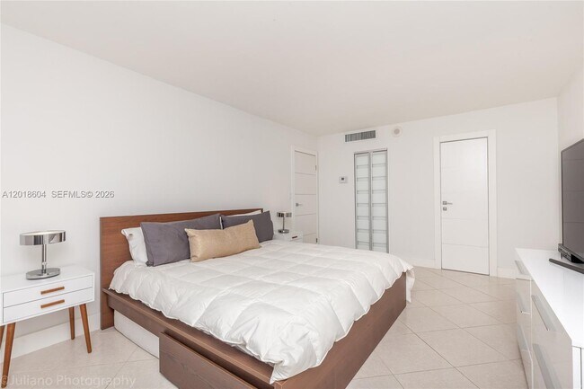 Building Photo - 5555 Collins Ave