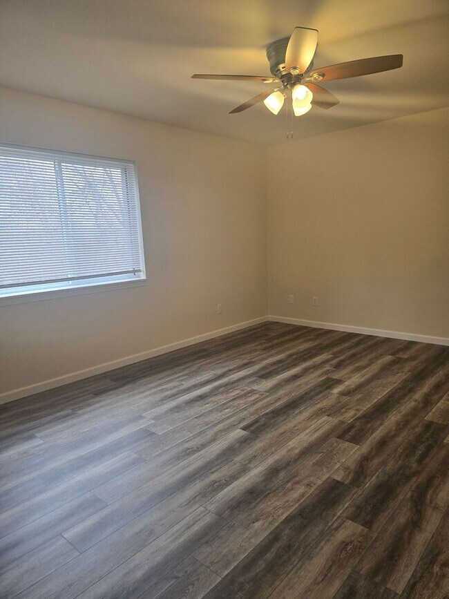 Building Photo - 1958-MF2-E4