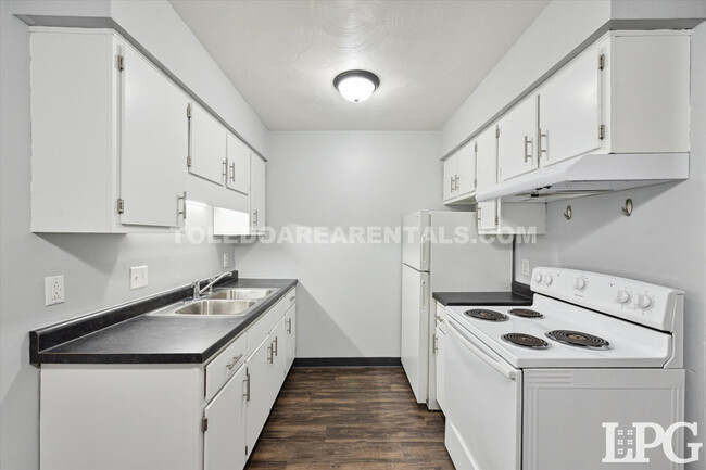 Building Photo - 6020 Secor Rd
