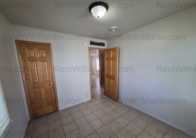Building Photo - FOR RENT- 2 bedrooms on Ackermant! Pets Ok!