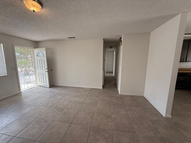 Building Photo - Victorville - 3 Bedrooms, 2 Bathrooms, New Paint, New Blinds, Tile Floors