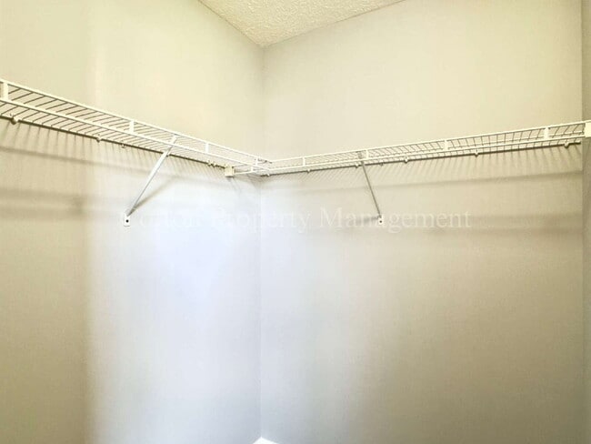 Building Photo - 3BR/2FB.$2200 per month