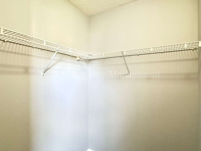 Building Photo - 3BR/2FB.$2300 per month