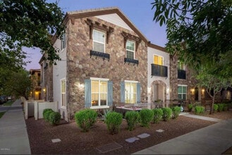 Building Photo - 2726 S Equestrian Dr