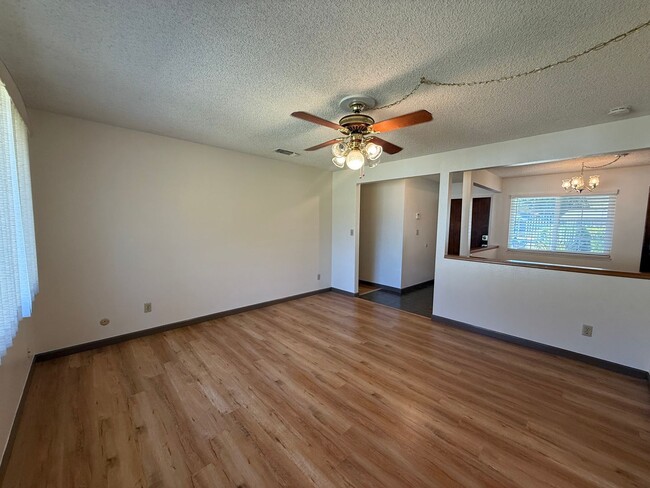 Building Photo - 3 bed 2 bath home available now!
