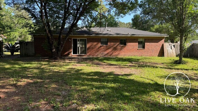 Building Photo - MOVE IN SPECIAL: $500 OFF 1ST MONTH'S RENT!**