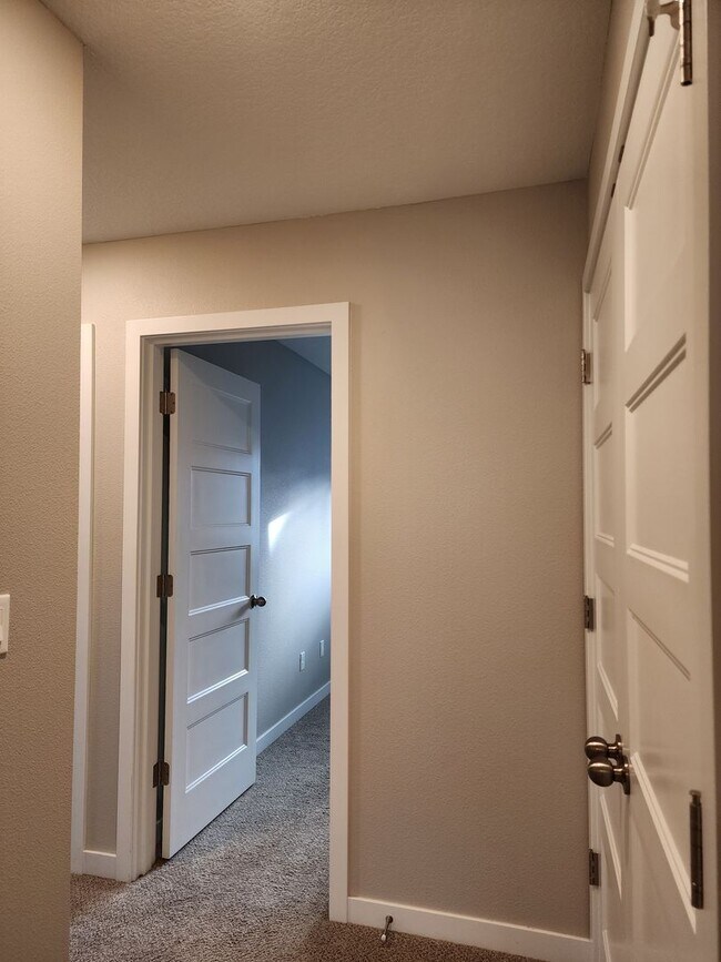 Building Photo - FIRST  FULL  MONTH'S   RENT  FREE     Lovely 2019 single-family home in Newberg