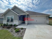 Building Photo - Spacious 3 Bedroom/2 Bath Open Concept Home