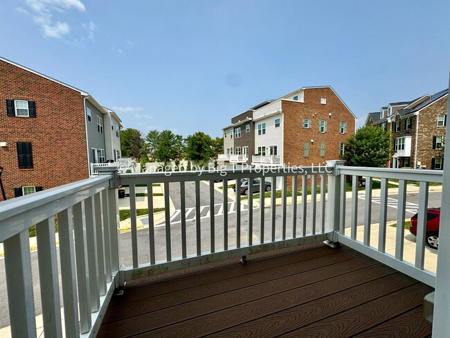 Building Photo - Walk to Largo Metro!