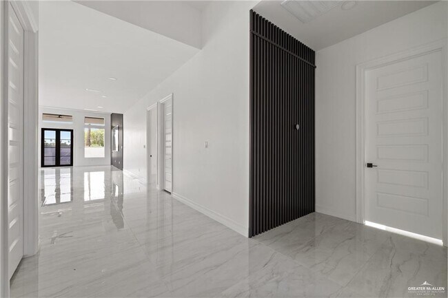 Building Photo - 26 Zimmerius Ave