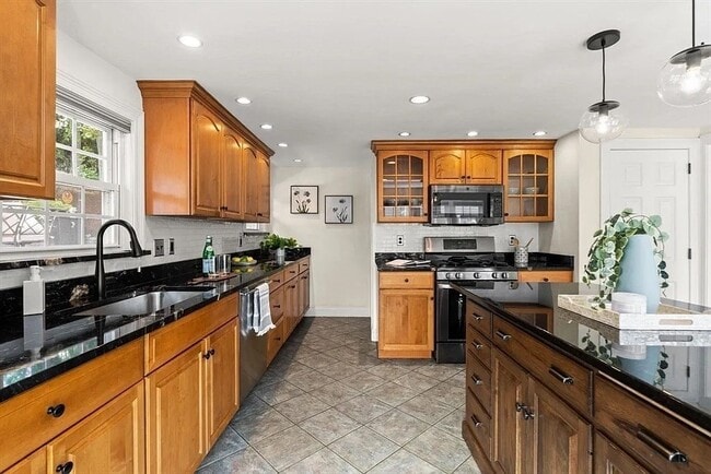 Building Photo - 334 Mystic St