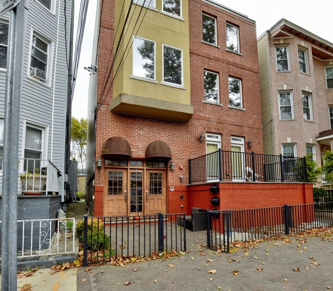 Primary Photo - 38 Court House Pl