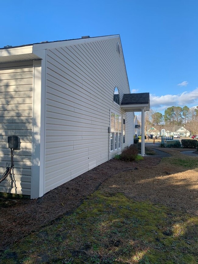 Building Photo - 3 Bedroom 2 Bath Townhouse Available Now on Jasmine Cove Way