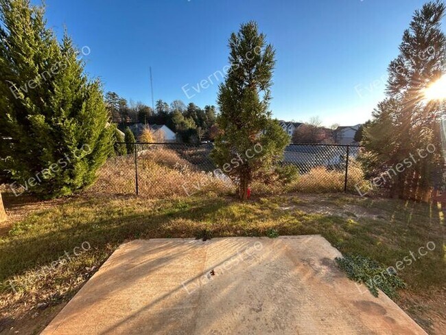 Building Photo - Spacious 3 Bed, 2.5 Bath Home with Modern Amenities / Available Soon!