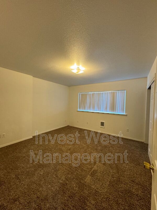 Building Photo - 1950 33 Avenue