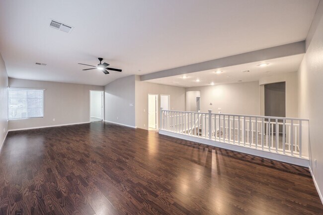 Building Photo - Gorgeous 6Bed/5Bath/4Car, 2-Story Home located in the Mountains Edge