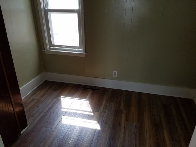 Building Photo - 2 bedroom 1 bath house