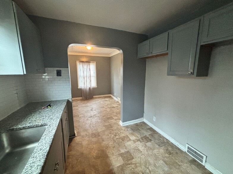 Building Photo - 15596 Eastwood St