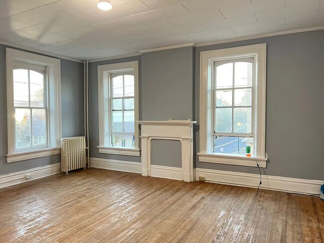 Building Photo - 303 W King St