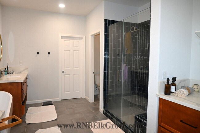 Building Photo - 5 Bedroom Home in Elk Grove! - Resident Benefit Package Property