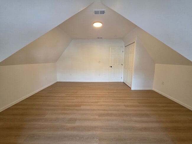 Building Photo - Fully Updated 4 bedroom 2 bathroom Apartment for rent in the Northside!