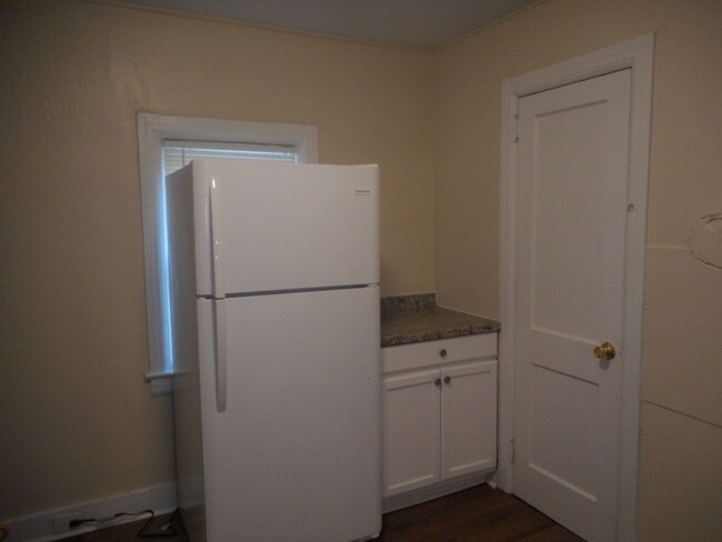 Building Photo - Recently Renovated 2 Bedroom 1 Bath Home