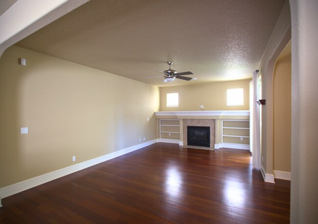 Building Photo - King City 3 Bedroom Plus Den available now !