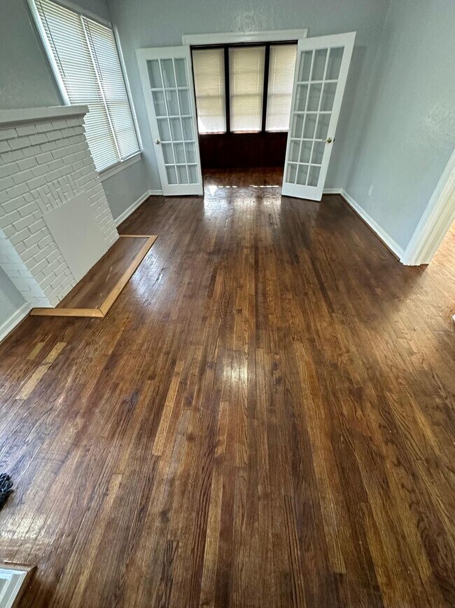 Building Photo - Fully Renovated 3/2 Available for Immediat...