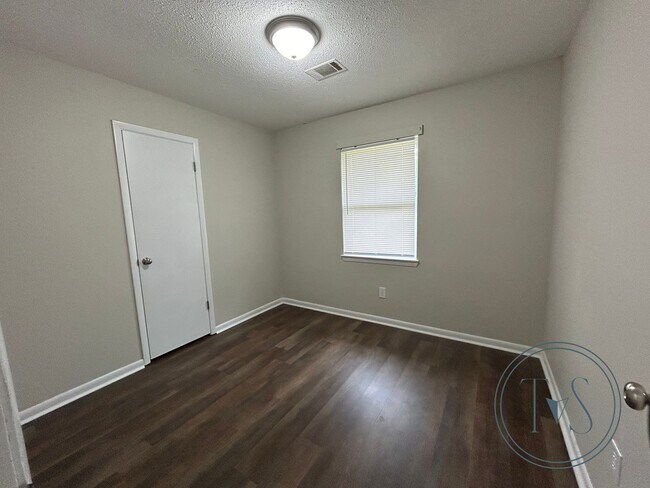 Building Photo - 993 White Cir