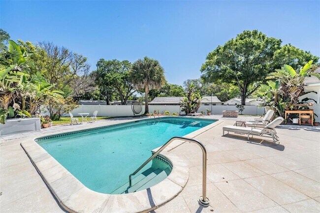 Building Photo - 1001 Grovewood Ct