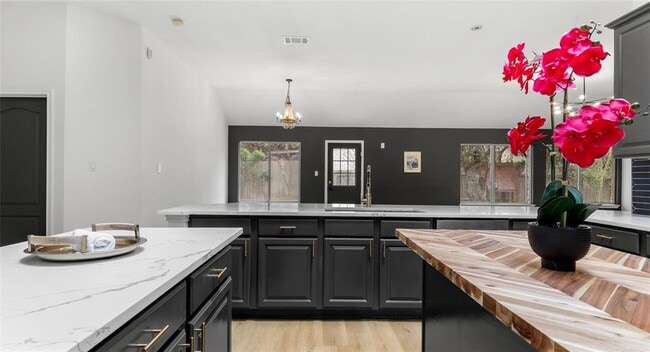 Building Photo - 2527 Crenshaw Dr
