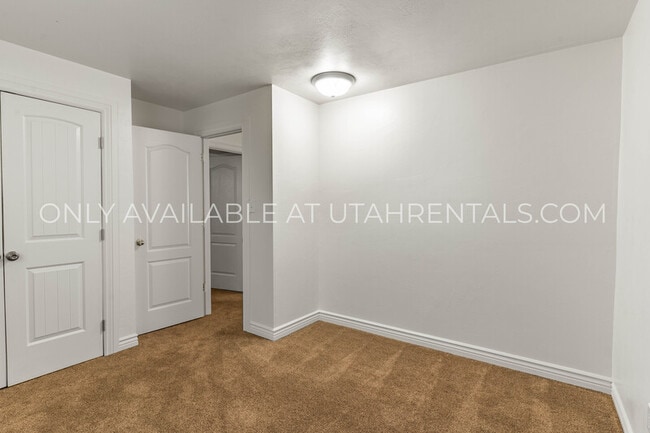 Building Photo - 692 E 180 N