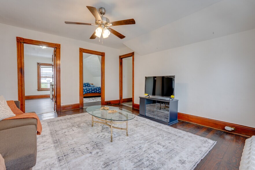 Building Photo - 1102 Sunset Ave