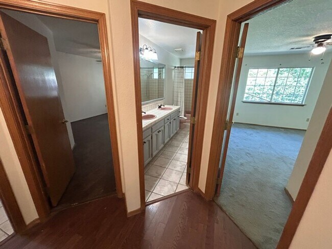 Building Photo - 5730 W Laura Ct