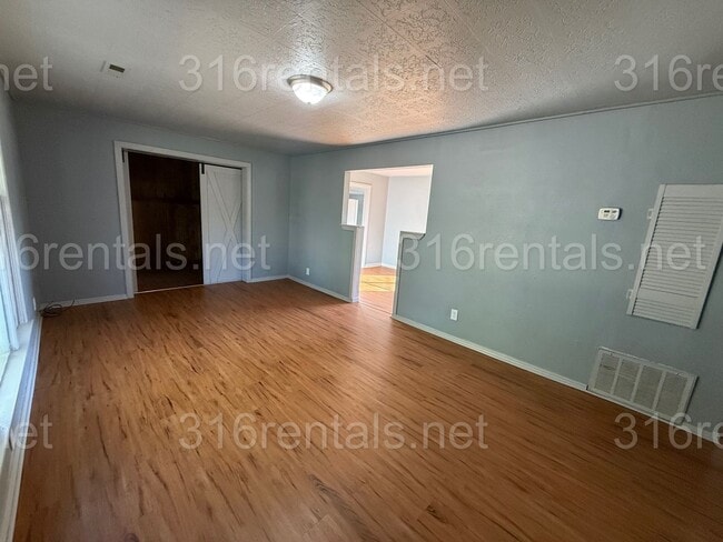 Building Photo - $1145 - 3 bedroom / 1 bathroom - Single Fa...